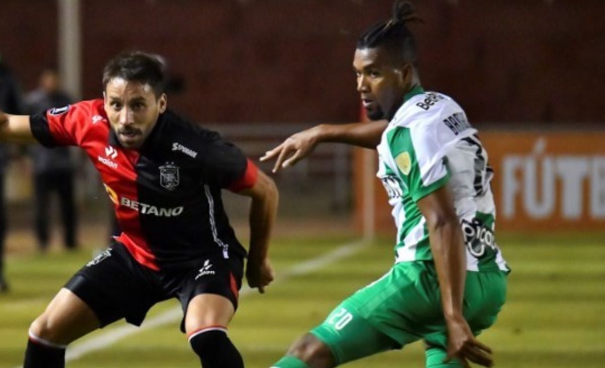 Danovis Banguero luchando un balón con un rival en el duelo de Copa Libertadores.
