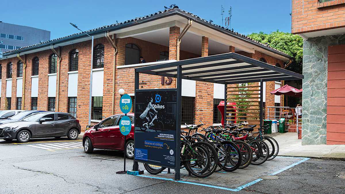 Centro de carga eléctrica para bicicletas y motos en Medellín.