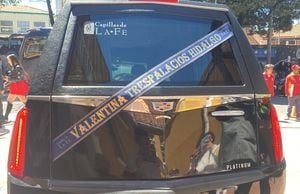 El coche fúnebre que lleva el féretro de Valentina Trespalacios.