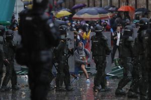 Enfrentamiento entre el Esmad y manifestantes en la  plaza de Bolivar