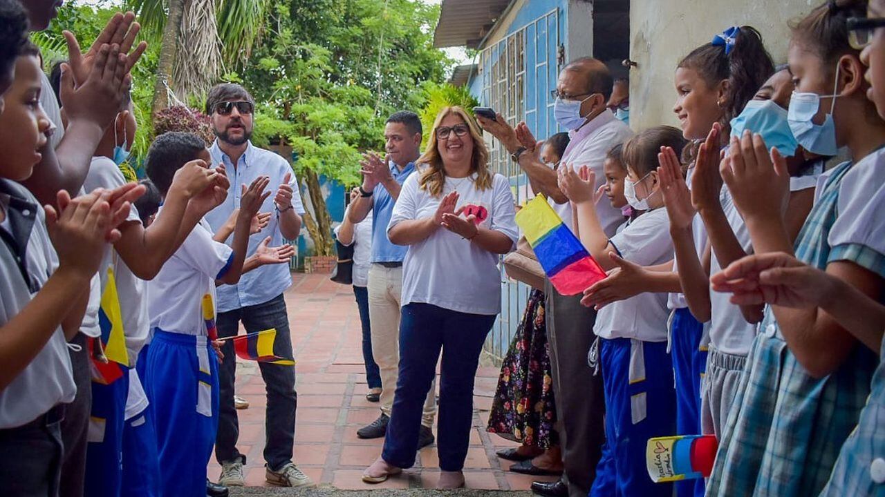 El alcalde Jaime Pumarejo y la secretaria de Educación Bibiana Rincón visitaron colegios.