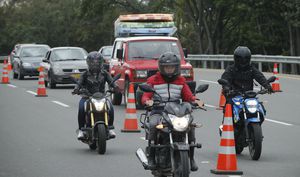 Motociclistas en carretera