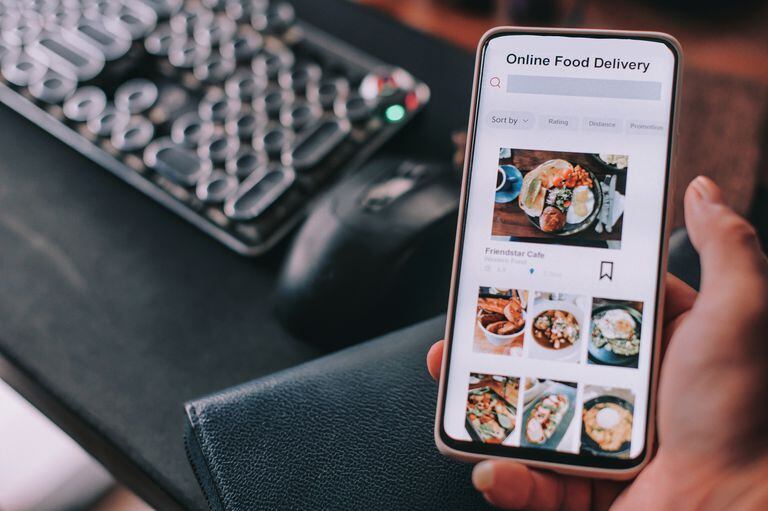 Cientos de usuarios de smartphones suelen pedir comida a través de apps de domicilios.