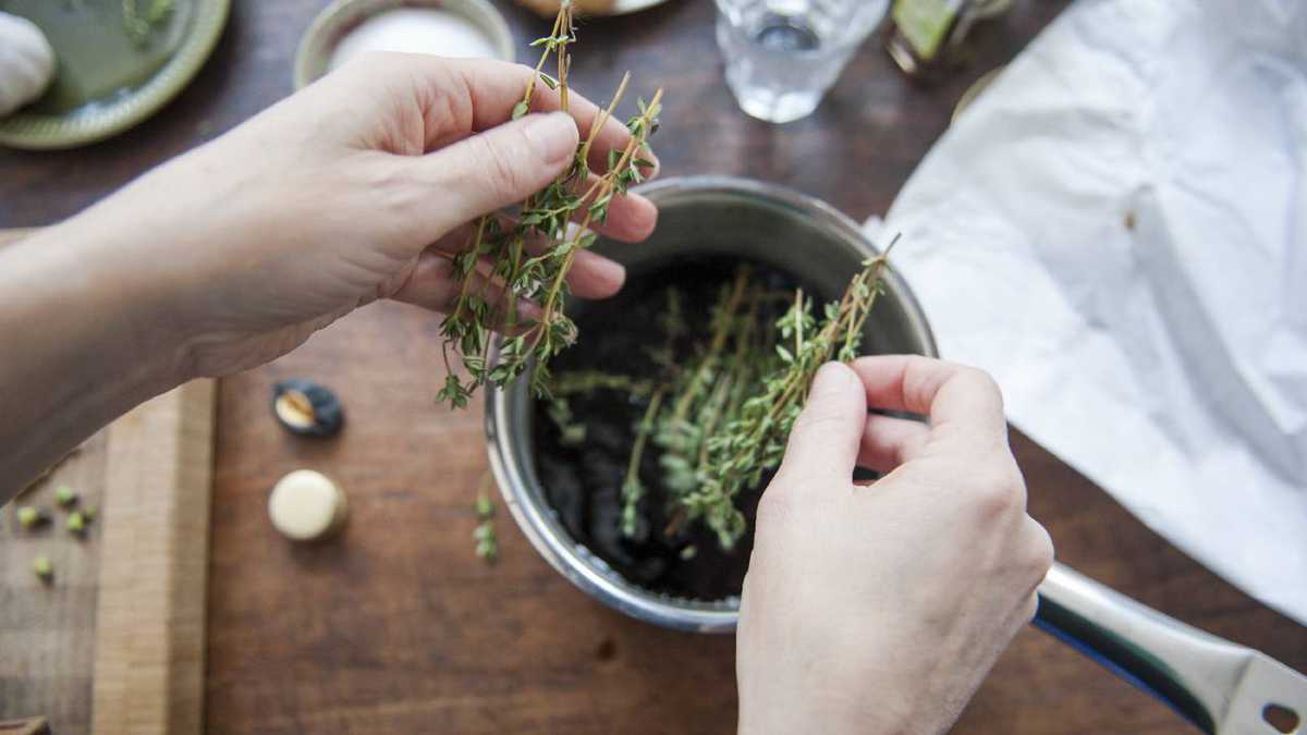 El tomillo suele usarse como condimento para potenciar el sabor de la comida. - Foto: Getty Images