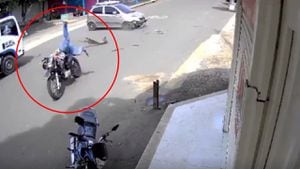 Momento en que un motociclista pierde una pierna tras chocar con un carro; las imágenes son escalofriantes