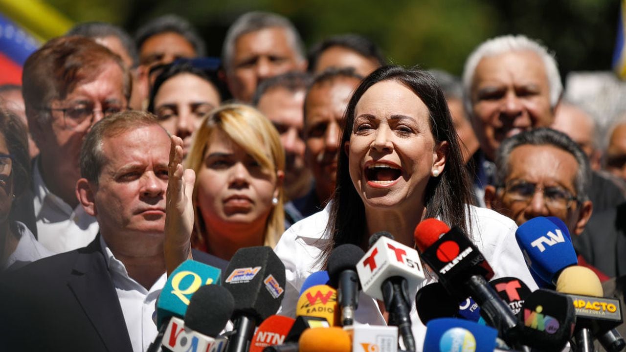 María Corina Machado, líder de la oposición del partido Vente Venezuela, habla en una conferencia de prensa después de que se le prohibiera ocupar cargos públicos durante 15 años.