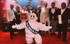 Juan Manuel Barrientos (cuarto de izquierda a derecha) celebra el galardon de Estrella Michelin por su restaurante el Cielo de Miami.