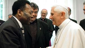 En esta imagen del folleto publicada por el periódico del Vaticano L'Osservatore Romano, el Papa Benedicto XVI le da la mano a la leyenda del fútbol brasileño Pelé durante su reunión el 20 de agosto de 2005 en Colonia, Alemania.