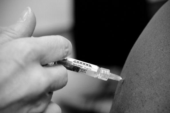 HBVaxPro es una vacuna que está compuesta por un antígeno recombinante del virus de la hepatitis B (HBsAg). (Photo by: BSIP/Universal Images Group via Getty Images)