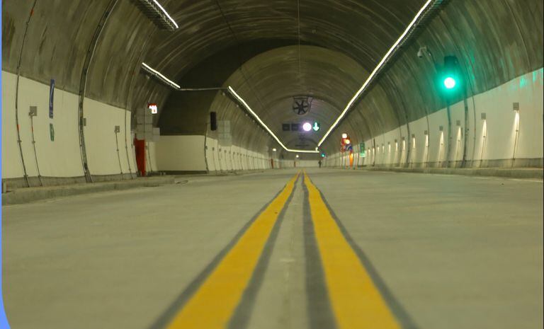 El túnel tiene una extensión de 1,4 kilómetros y es de circulación bidireccional.