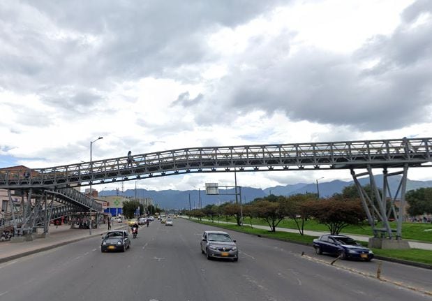 Puente peatonal en la Avenida de las Américas.