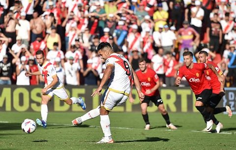 MADRID, SPAIN - SEPTEMBER 30:  Radamel Falcao of Rayo Vallecano scores their team's 2nd goal from the penalty spot during the LaLiga EA Sports match between Rayo Vallecano and RCD Mallorca at Estadio de Vallecas on September 30, 2023 in Madrid, Spain. (Photo by Denis Doyle/Getty Images)