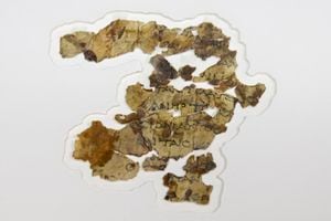 La Autoridad de Antigüedades de Israel muestra fragmentos de los manuscritos del Mar Muerto recién descubiertos, en un laboratorio en Jerusalén, el 16 de marzo de 2021. (AP Foto/Sebastian Scheiner)