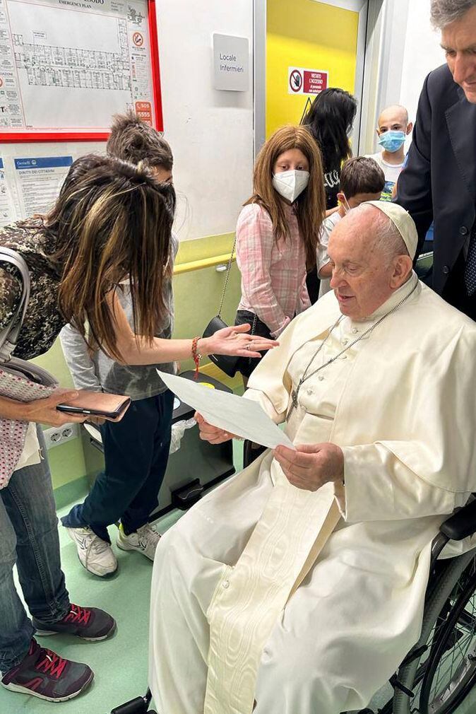 Avanza la recuperación del papa Francisco tras cirugía abdominal de emergencia