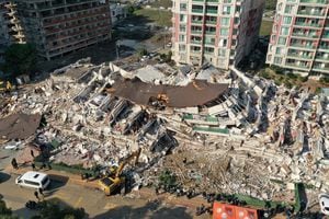 Una vista aérea muestra edificios dañados y derrumbados tras un terremoto, en Hatay, Turquía, 7 de febrero de 2023. 