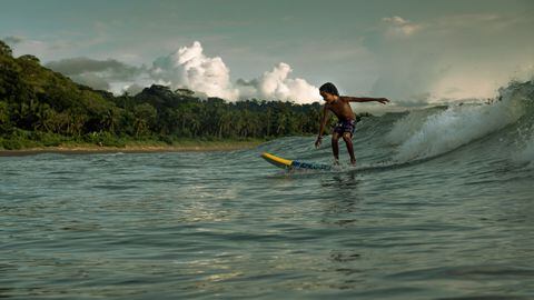 En las selvas del Pacífico colombiano, decenas de niños y jóvenes han encontrado una opción de vida en el surf, un deporte aparentemente lejano pero que ellos practicaban incluso antes de saber su nombre.