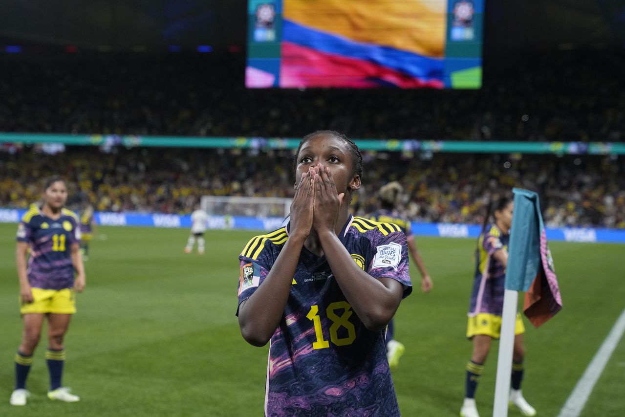 La colombiana Linda Caicedo celebra tras anotar el primer gol de su equipo en la victoria 2-1 ante Alemania en el Mundial femenino, el domingo 30 de julio de 2023, en Sídney. (AP Foto/Rick Rycroft)