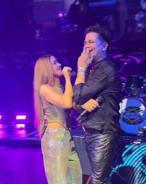 Shakira sorprendió a Carlos Vives en un concierto y él no lo podía creer.