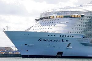El 'Symphony of the Seas', de la compañía Royal Caribbean, atracado en el puerto de Miami.