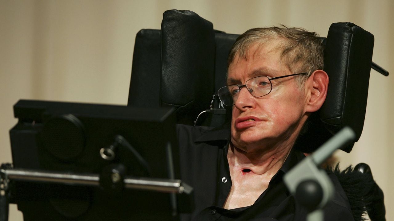 Hawking lanzó fuertes advertencias a la población mundial.