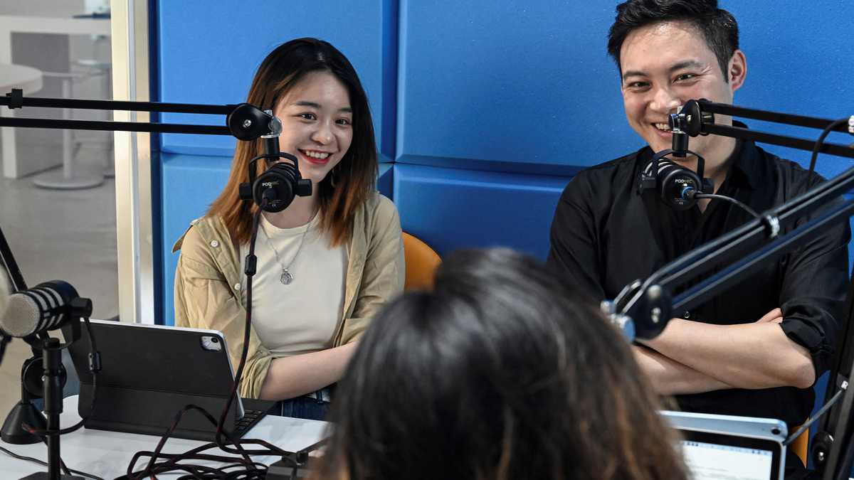 Xie Ruohan y Meng Chang durante  una entrega del podcast  "The Weirdo", en Beijing.