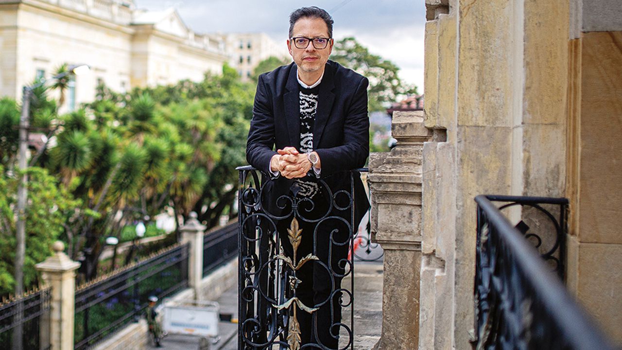 Juan David Correa es periodista, literato y editor. Fue designado como ministro de las Culturas, las Artes y los Saberes en agosto de 2023, tras una interinidad de cinco meses.