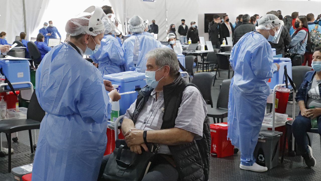 Vacunación contra la Covid 19 para mayores de 70 años tercera dosis en Bogotá
Centro Comercial Gran Estacion
Octubre 31 del 2021
Foto Guillermo Torres Reina / Semana