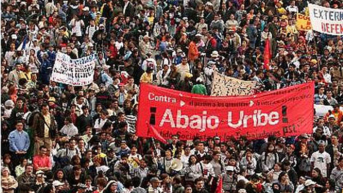 Entre los motivos del paro de profesores está su oposición a la reelección del presidente Álvaro Uribe.