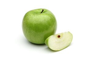 La manzana verde tiene propiedades antioxidantes que pueden ayudar a mantener una piel sana y libre de impurezas.