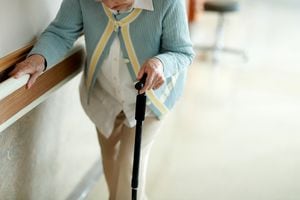Personas mayores a menudo son abandonados por sus familiares y llevados a ancianatos sin su autorización