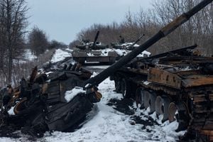 Se ven un tanque ruso carbonizado y tanques capturados, en medio de la invasión rusa de Ucrania, en la región de Sumy, Ucrania. Foto Irina Rybakova/Servicio de prensa de las Fuerzas Terrestres de Ucrania/REUTERS 
