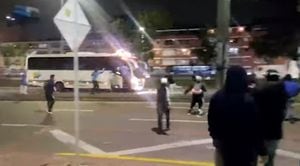 Hinchas de Millonarios lanzan piedras contra buses de seguidores de Independiente Medellín en las afueras de El Campín