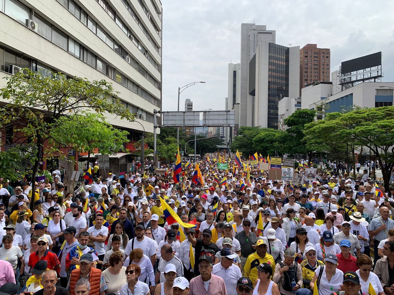 Miles de personas protestan contra Petro en Medellín