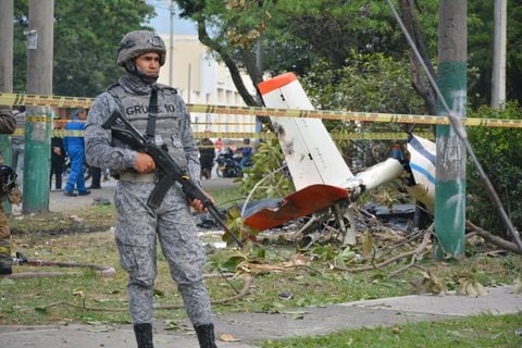 Las autoridades investigan los motivos por los cuales se registró el accidente de la avioneta de la Fuerza Aérea Colombiana en Cali.