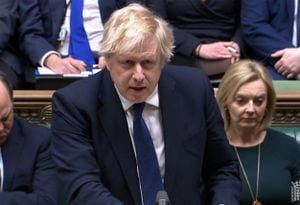 Al anunciar las sanciones ante el Parlamento británico, Boris Johnson afirmó que el presidente ruso, Vladimir Putin, “nunca podrá lavar sus manos de la sangre de Ucrania”. (Photo by PRU / AFP)