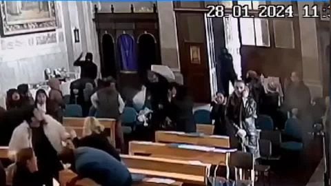 Se muestra el momento en que hombres armados enmascarados atacan una iglesia en Estambul
