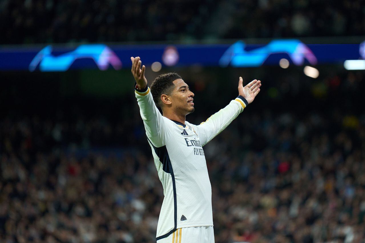 MADRID, SPAIN - NOVEMBER 29: Jude Bellingham of Real Madrid celebrates after scoring the team's second goal during the UEFA Champions League match between Real Madrid and SSC Napoli at Estadio Santiago Bernabeu on November 29, 2023 in Madrid, Spain. (Photo by Angel Martinez/Getty Images)