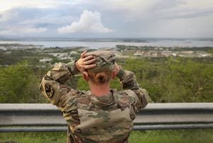 Soldado del Ejército de EE. UU. pasa por alto la Estación Naval de EE. UU. en Guantánamo, también conocida como "Gitmo"