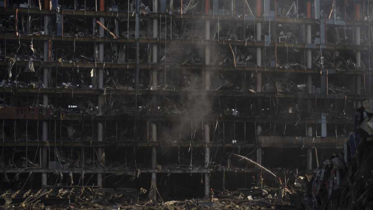 Bomberos extinguen un incendio en un centro comercial tras un ataque en Kiev, Ucrania, el lunes 21 de marzo de 2022. (AP Foto/Felipe Dana)