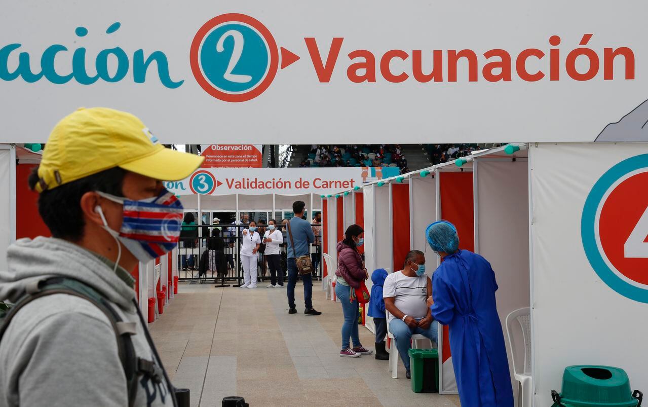 Aplicacion  de la vacuna de Moderna  contra covid-19 primeras dosis a personas mayores de 30 años en Compensar
Bogota julio 28 del 2021
Foto Guillermo Torres Reina / Semana