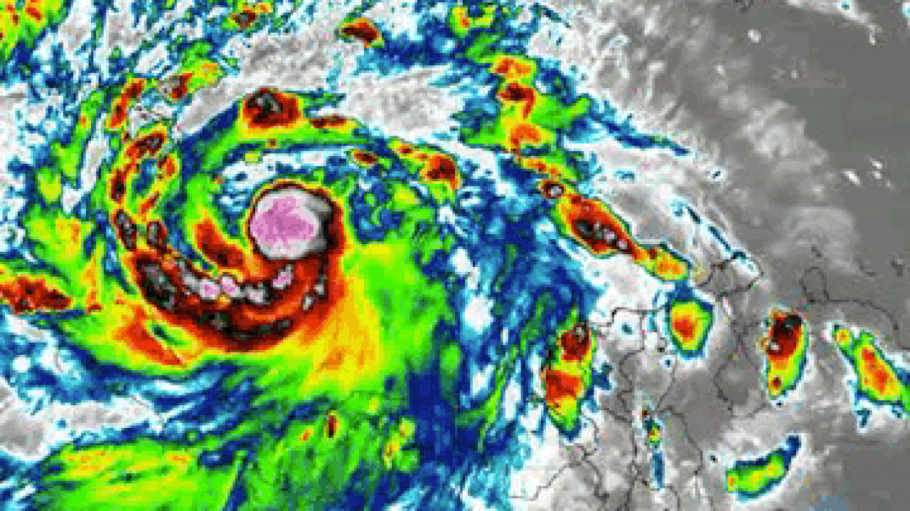 Imagen satelital del GOES 16 en el momento en que el huracán Julia pasa sobre la isla de San Andrés
