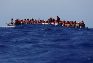 Unos 89 migrantes en un bote de madera esperan ser rescatados durante una operación conjunta de rescate entre el barco de rescate de migrantes de la ONG alemana Sea-Watch 3 y la Guardia Costera italiana a unas 63 millas náuticas al suroeste de la isla italiana de Lampedusa, en el Mediterráneo occidental. Sea, 2 de agosto de 2021. Foto: REUTERS / Darrin Zammit Lupi TPX IMÁGENES DEL DÍA.