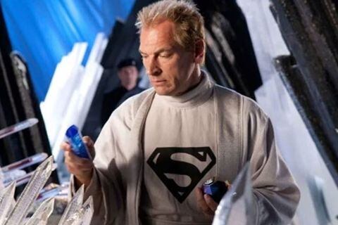 Julian Sands interpretó a Jor-El, padre de Superman, en 'Smallville'. Foto: captura de pantalla - Warner Bros. Discovery.