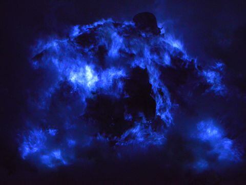 El fenómeno natural que se puede observar de noche es provocado por los gases sulfúricos del volcán