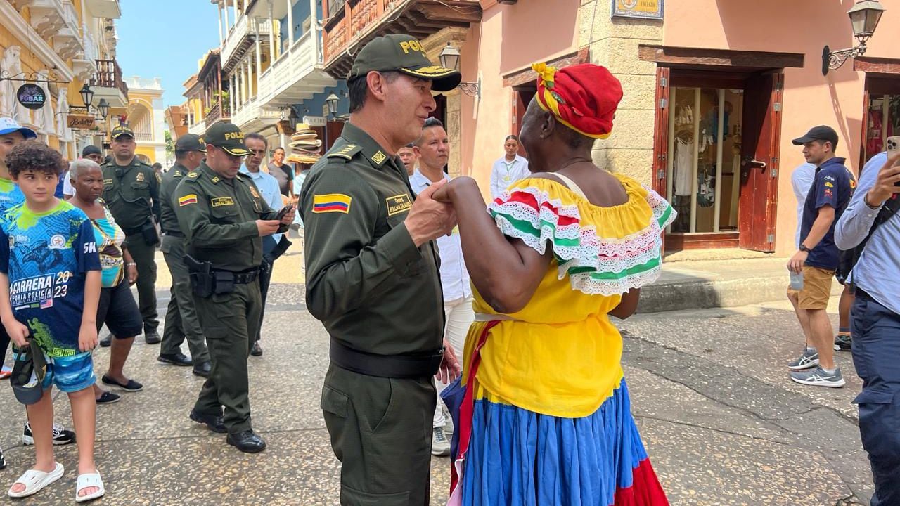 El general William Salamanca despachó desde Cartagena y escucho a la comunidad durante un recorrido por el centro histórico de la ciudad.