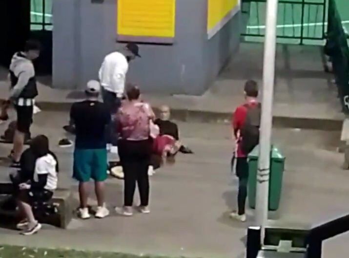 En hechos que han causado indignación, un anciano en condición de habitante de calle, es golpeado por varios hombres en el barrio Castilla, Medellín.
