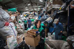 Imagen de referencia de recicladores en la capital de Colombia.