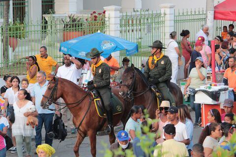 Policías carabineros en medio de la procesión de la Virgen de la Candelaria.