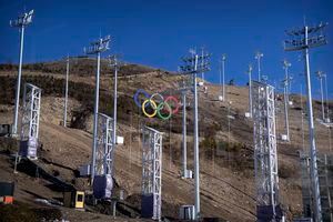 Los anillos olímpicos se encuentran en la ladera de una colina en el Genting Resort Secret Garden, que albergará eventos durante los próximos Juegos Olímpicos de Invierno de 2022, en Zhangjiakou, en la provincia de Hebei, en el norte de China.