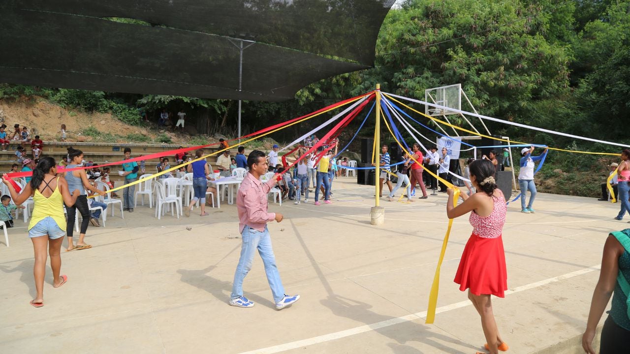 Venezolanos y colombianos comparten sin obstáculos y se integran en un juego tradicional.